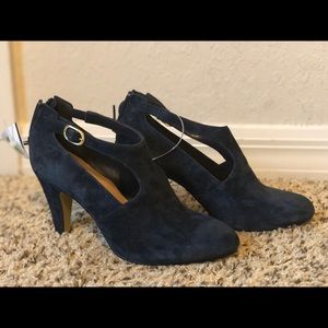 Navy blue suede Bella vita booties
